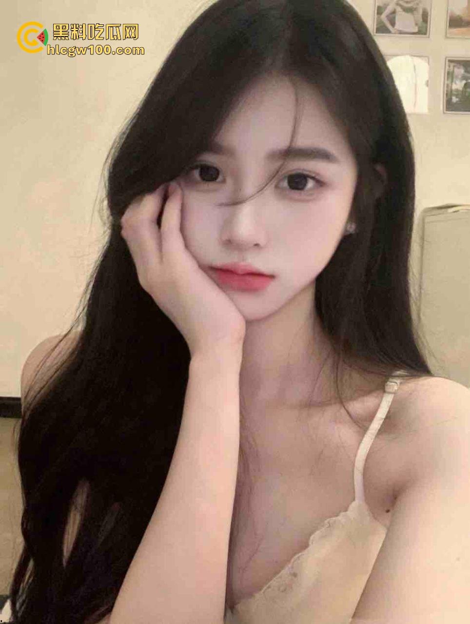 安徽美院【金婉婷】带闺蜜组队找干爹调教，皮鞭伺候拜金女的屁股被抽得像逼一样红，场面骚到不行！-1