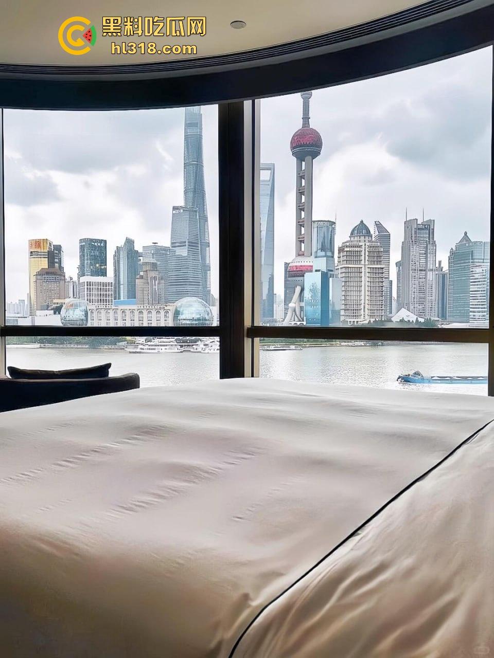 有钱人的玩物，轻轻松松一个小包拿下极品小妹，无套内射绝美小穴，又是羡慕有钱人的一天！-3