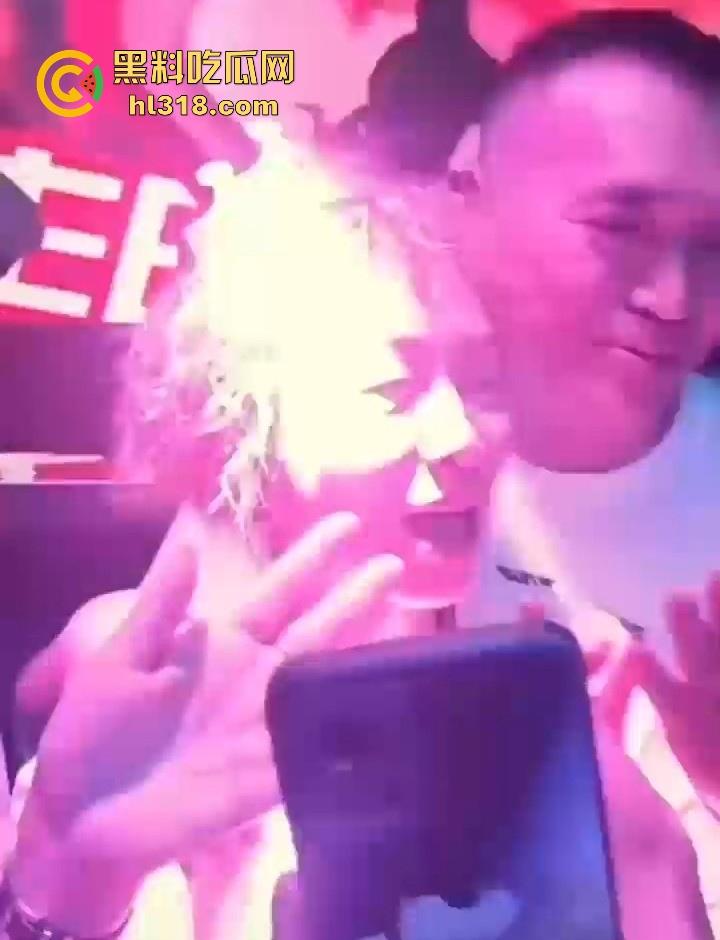 此乃吾辈楷模，年轻小伙面对极品富婆，不惜出卖肉体，有些钱啊就该他赚，这都能啃下去！-5