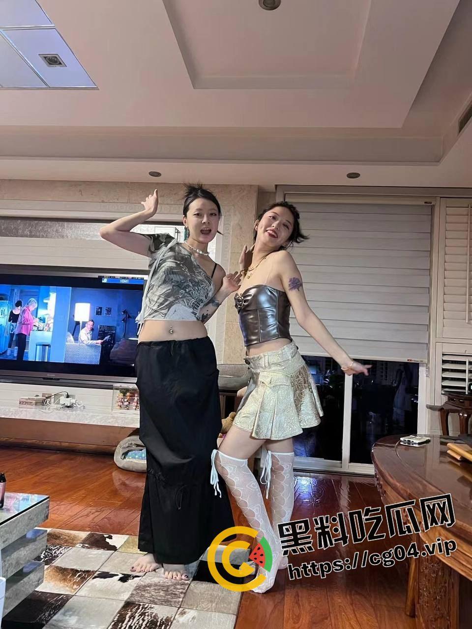 陕西西安媚黑母狗【王彦纯】 跨年夜被灌醉下药给黑人轮奸当性奴-4