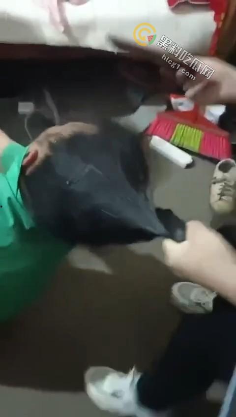 实拍惊人一幕，丈夫带全家捉奸在床，怒火中烧竟现场暴打出轨妻子！-5