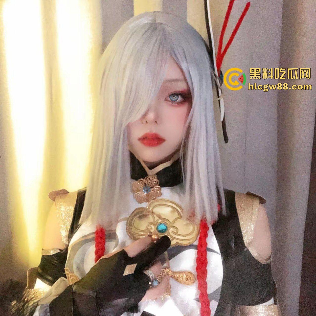 抖音喜欢cos play的极品骚鸡【nabibi_】cos原神申鹤淫荡舔鸡伺候大哥！惨遭泄密曝光！-3