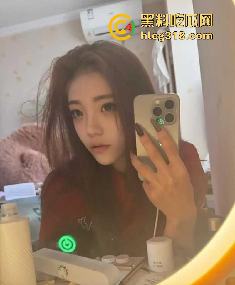 抖音网红【然后的然】直播PK为拉人气票竟现场脱衣服，全裸奶子小穴全露大放送，热心观众纷纷录屏！-6