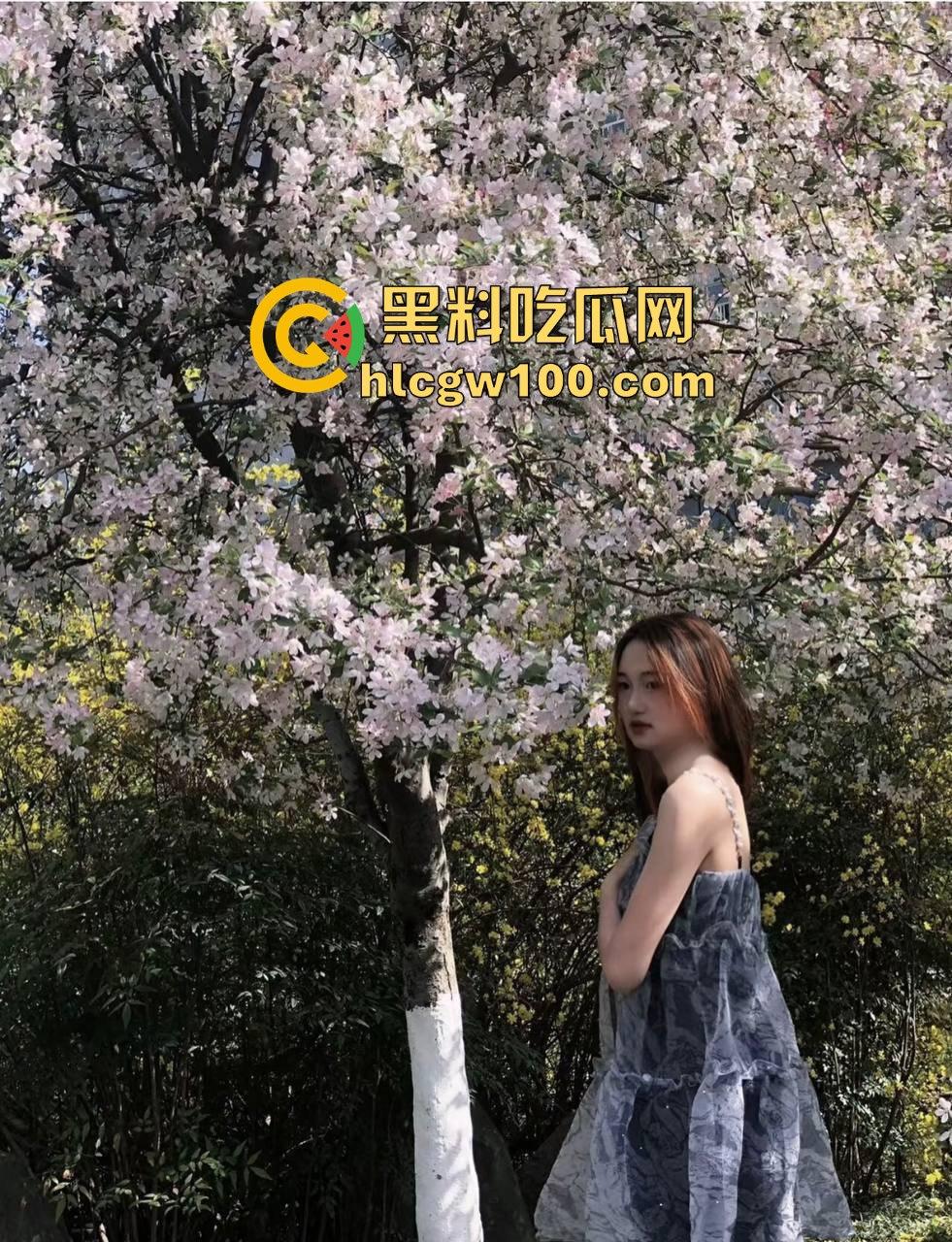 西安交通大学大四学姐【钟珂怡】私密视频泄露，网上裸聊自慰极品骚货饥渴难耐。-3