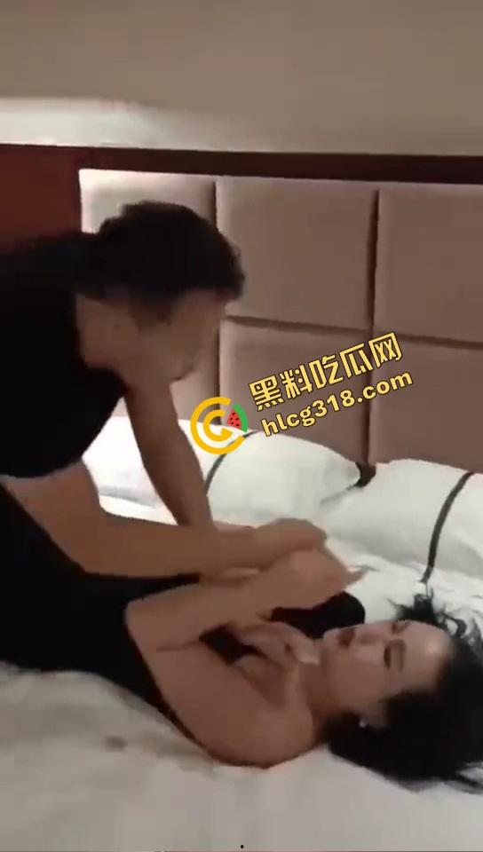 抓奸抓出新花样？郑州男子酒店当场捉奸狂锤情敌，转头却给老婆打屁股调教，你们一家人挺会玩！-2