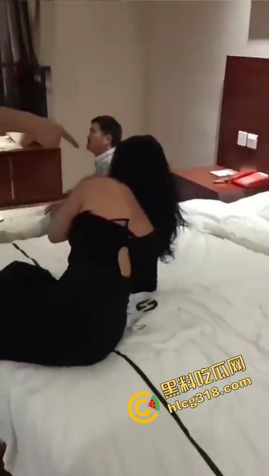 抓奸抓出新花样？郑州男子酒店当场捉奸狂锤情敌，转头却给老婆打屁股调教，你们一家人挺会玩！-10