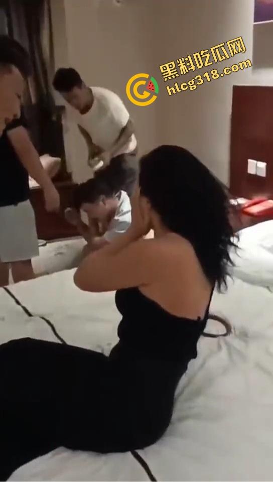 抓奸抓出新花样？郑州男子酒店当场捉奸狂锤情敌，转头却给老婆打屁股调教，你们一家人挺会玩！-13