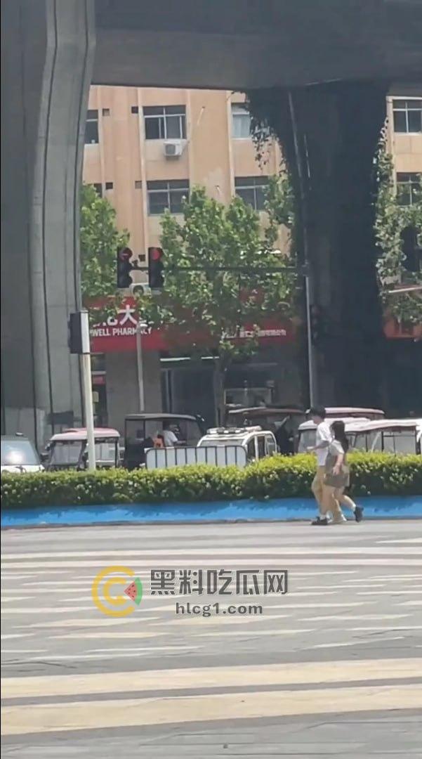河南商丘街头闹剧！情侣为卖打字机大打出手，帅哥大战女友引围观！-1