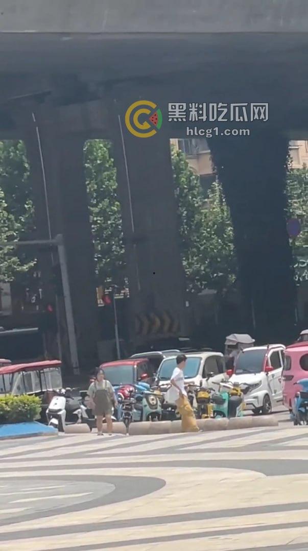 河南商丘街头闹剧！情侣为卖打字机大打出手，帅哥大战女友引围观！-2