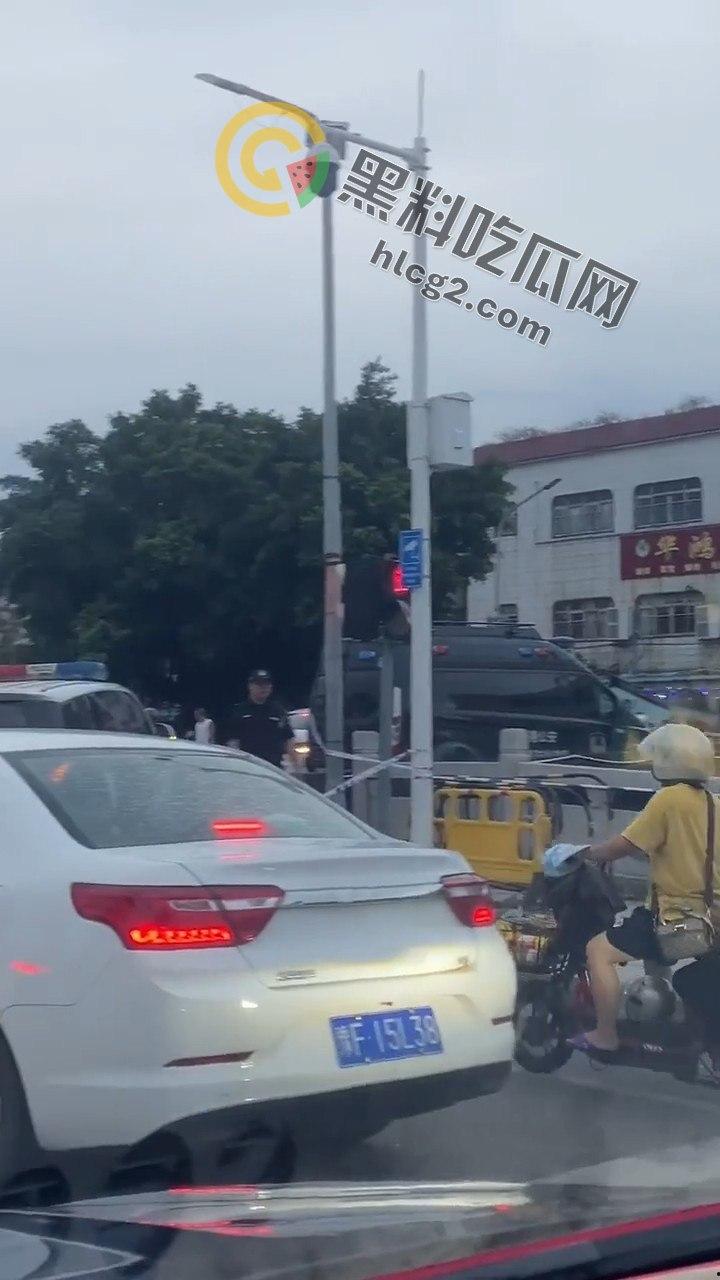 男子跳水原因成谜，岸上吃瓜群众围观看戏：事件背后隐藏着什么秘密？-6