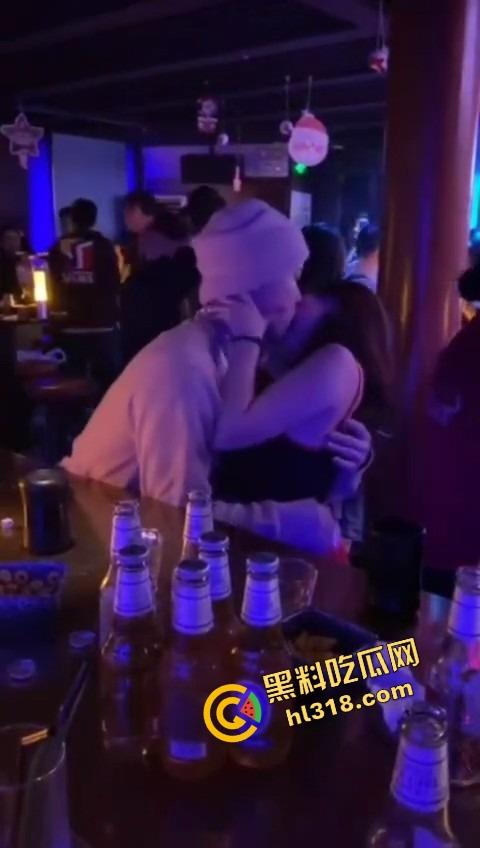 单身狗夜店必修课，喝醉勾搭人妻偷吃人妻鲍鱼，淫男乱女嗨翻全场，极致放荡夜生活曝光！-3