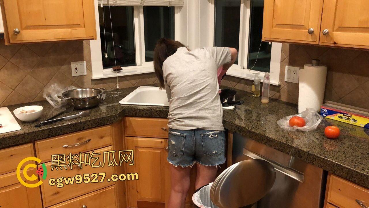 上海宝山少妇【陆筱筱】，婚内出轨被大鸡巴后入，爽到腿软如泥，绿帽老公远在米国，头顶青青草原！-2