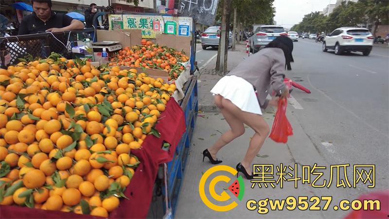 露出界天花板，御姐女神露出合集，和姐妹一起在农村，老头面前全裸送福利，大爷们眼睛都看傻了！-3