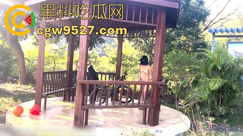 露出界天花板，御姐女神露出合集，和姐妹一起在农村，老头面前全裸送福利，大爷们眼睛都看傻了！-8