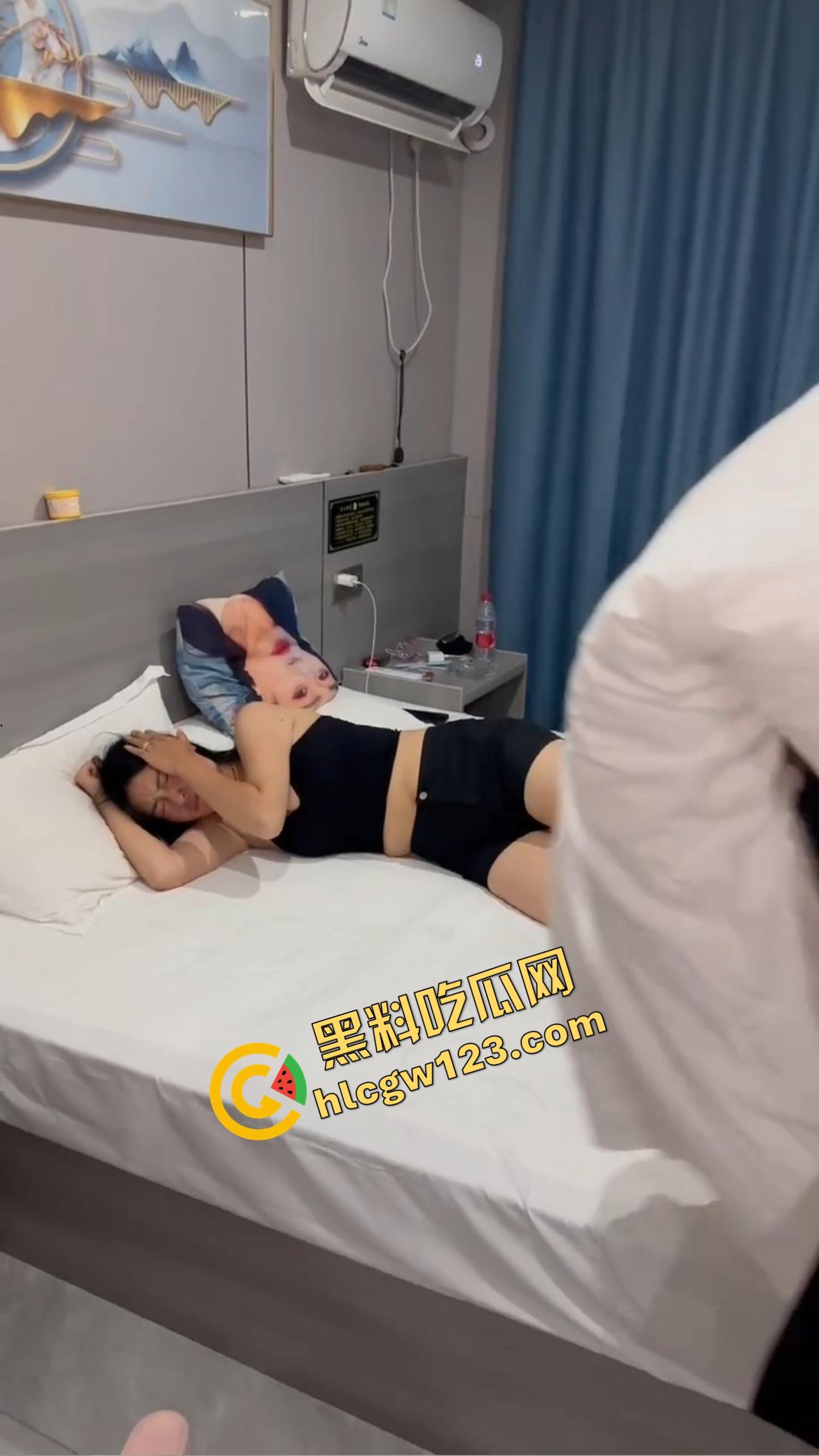 捉奸不敢动手？绿帽男带兄弟给奸夫站岗，穿红裤衩睡人女友，野男人奸气冲天娼光万丈！-2