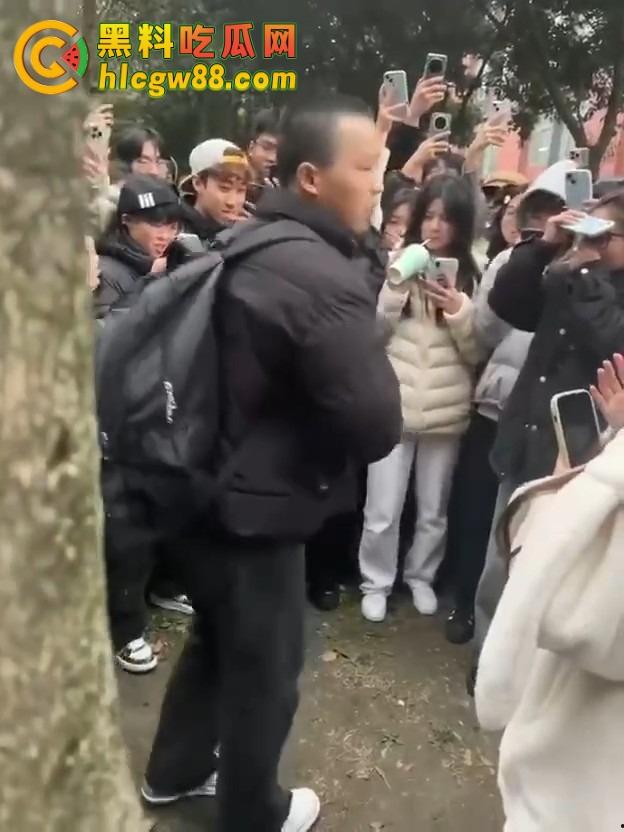 成都托普学院纯爱战神被绿，现场哭诉惨遭围观嘲笑，25年第一位纯爱战士应声倒地！-5