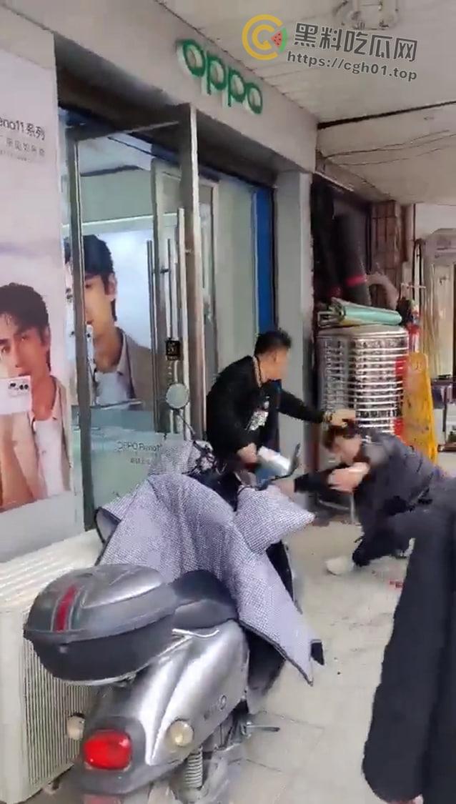 湖南益阳市安化县东风街家润福超市门口 男子因怀疑老婆与人有染持刀当街砍人 现场血腥画面流出-3