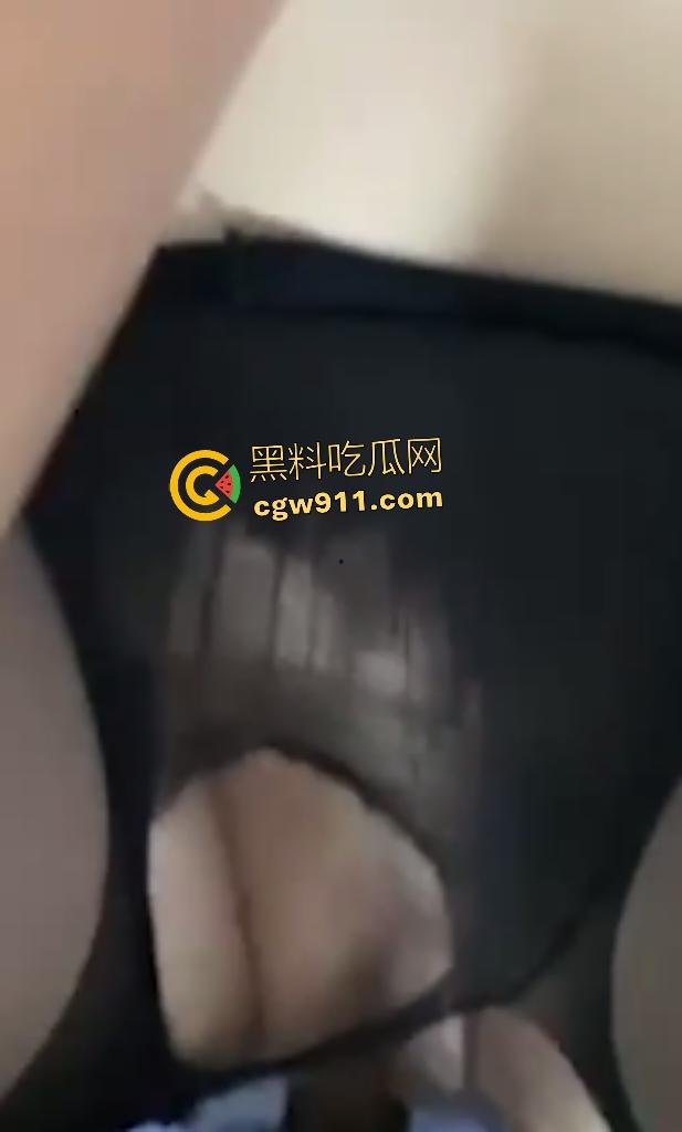 女儿用脚勾引父亲勃起足交，第二天父亲直接撕黑丝，直顶女儿骚逼，还喊着爸爸操我！-5