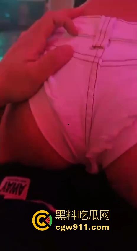 酒池肉林的生活真让人羡慕啊！一上卡座大奶骚鸡主动伺候，卡座上操逼，扣穴、口爆只要钱到位没什么不可！-5