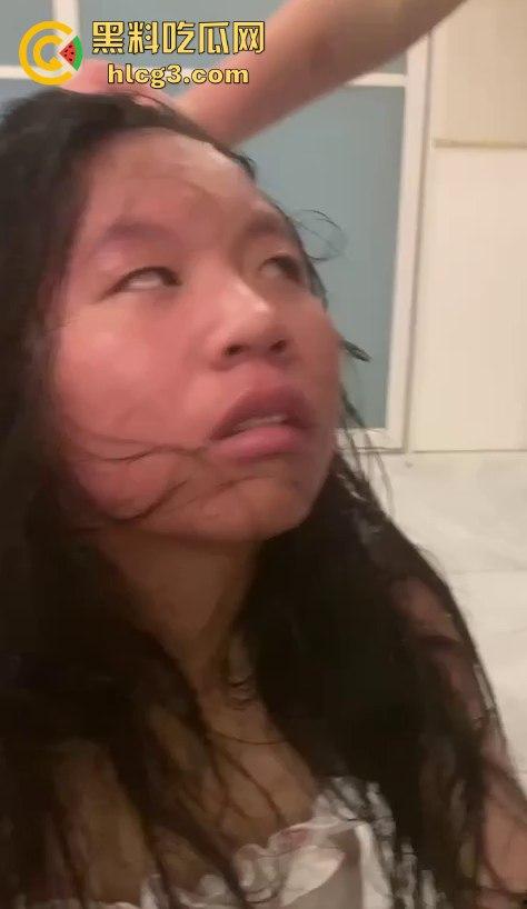 河南霸凌事件！女孩被精神小妹扒光衣服侮辱 拳打脚踢逼她跪下！-7