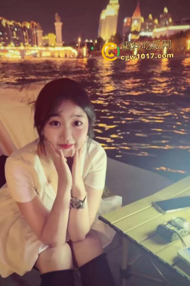 自家极品女友貌美如花却是反差婊，姨妈刚走被后入大屁股，绿帽视角卵蛋甩到逼上爽爆，骑乘张开肥臀如巨物！-1