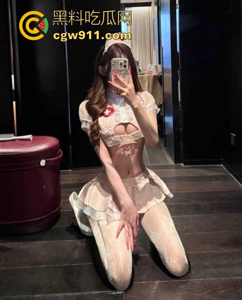 极品性感福利姬【李恩秀】最新福利曝光，童颜巨乳性感尤物，戴跳蛋玩露出调教，猛操后入花式3P超淫荡！-2