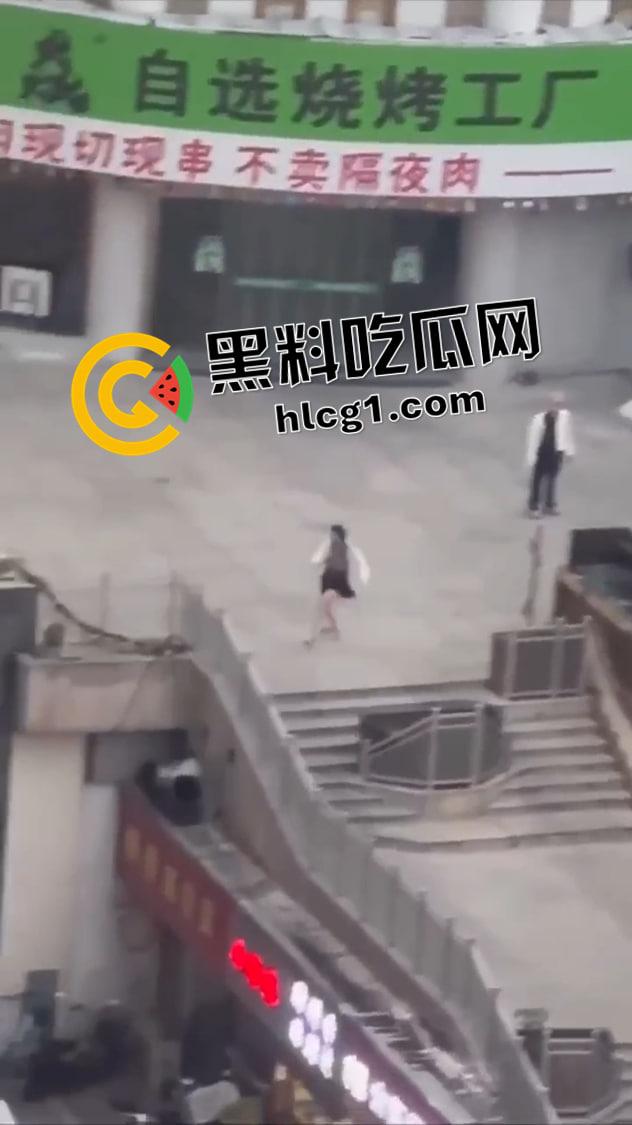 蟑螂系女友！同时对峙两个男友 跳楼后毫发无伤还在纠缠 被抱摔内脏出血 真是不作不会死啊-4