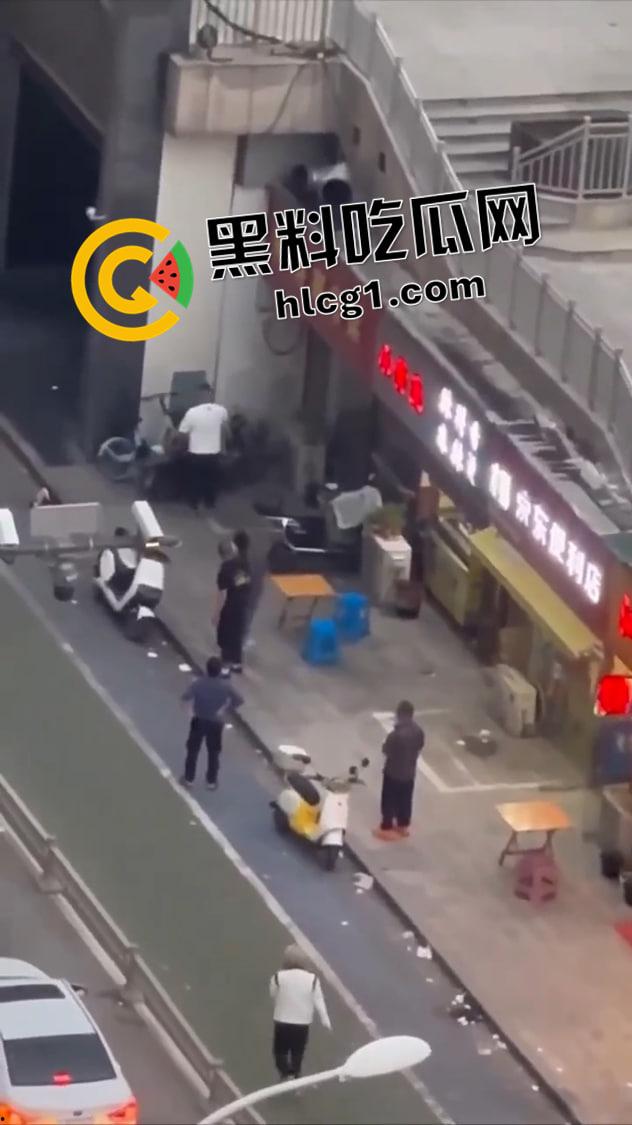 蟑螂系女友！同时对峙两个男友 跳楼后毫发无伤还在纠缠 被抱摔内脏出血 真是不作不会死啊-5