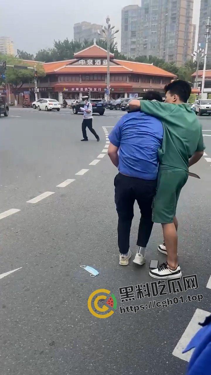 当城管遇上新疆人 这下不嚣张了！ 掐着城管脖子当人质  真是横的就怕不要命的-5