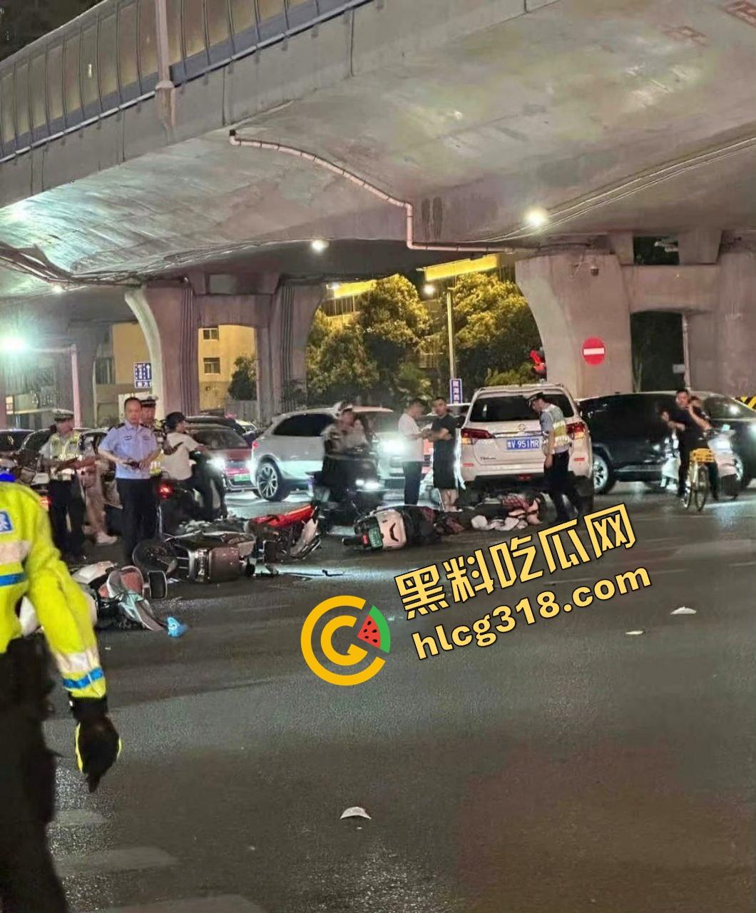 郑州街头惊现顶流女司机，撞完车不慌不忙写抖音文案，开的是SU7，脑子却像撞坏了！-6