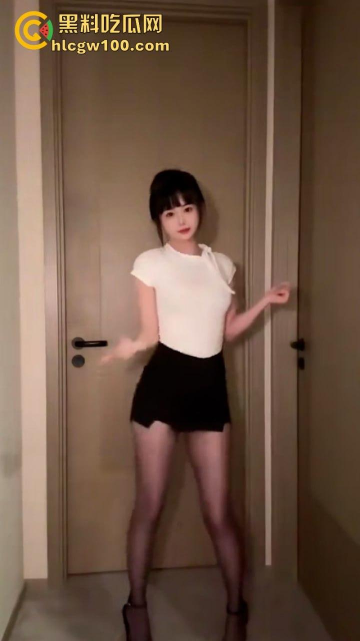 抖音百万网红【欣老板】大尺度自慰视频流出 开裆丝袜无内自操 摇臀抬肥跟母狗如出一辙-6