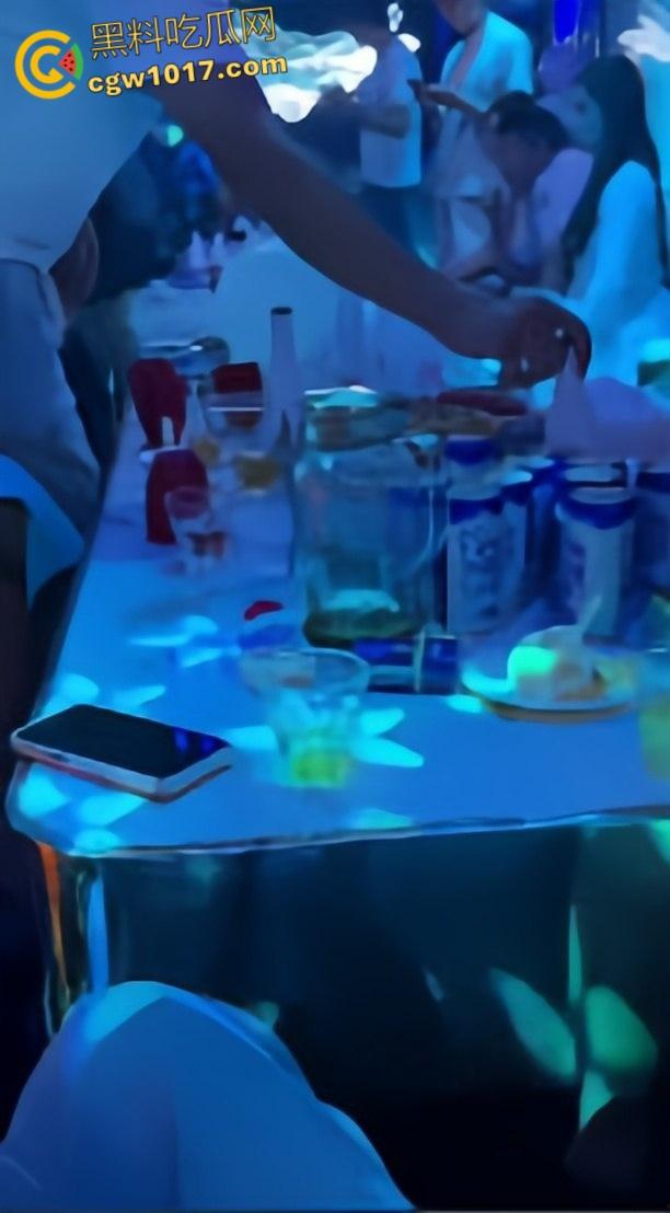 商务KTV惊见孕妇站台,高颜孕妇被金主2000拿下,乳房胀满奶水被疯狂爆操,大肚子妈妈为了奶粉豁出去了!-5