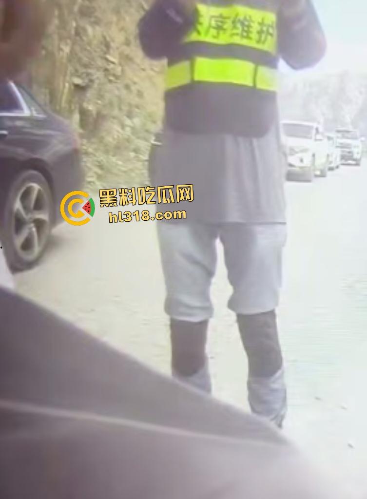 奔驰石头姐逆行剐蹭摩托车，下车二话不说直接踹车，拿石头威胁嚣张跋扈还问你刮我车干嘛？-6