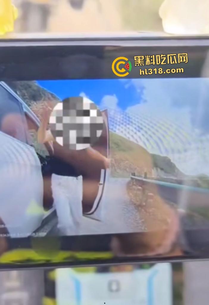 奔驰石头姐逆行剐蹭摩托车，下车二话不说直接踹车，拿石头威胁嚣张跋扈还问你刮我车干嘛？-7