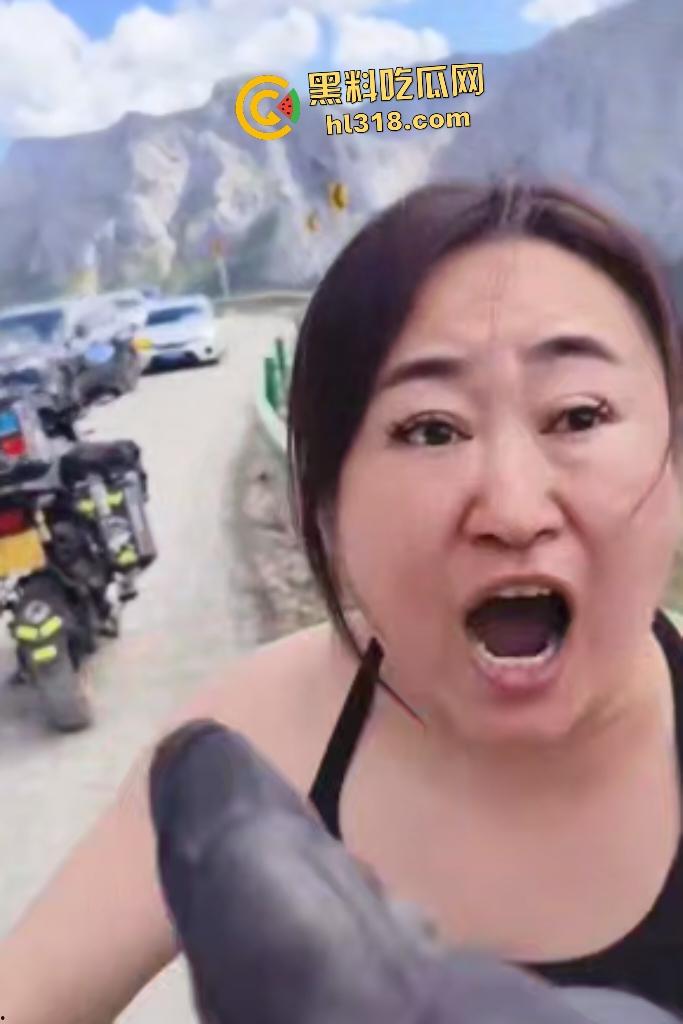 奔驰石头姐逆行剐蹭摩托车，下车二话不说直接踹车，拿石头威胁嚣张跋扈还问你刮我车干嘛？-8
