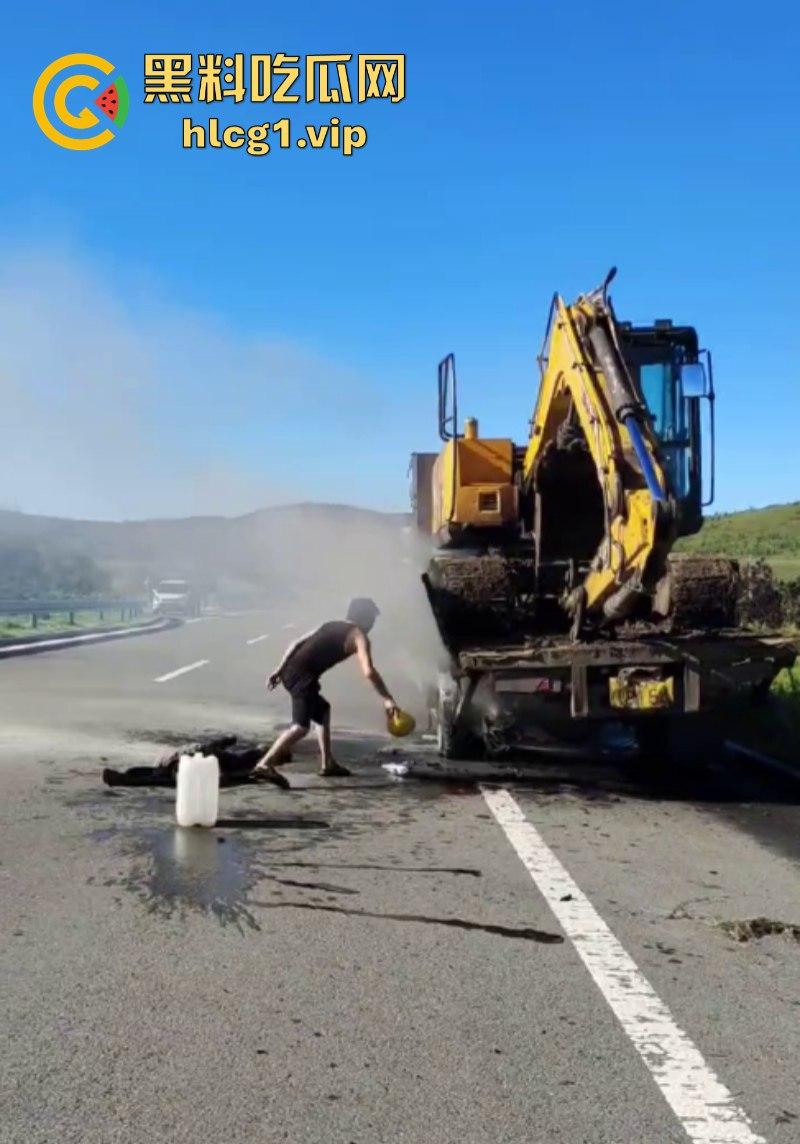 救火轮胎爆炸 内蒙古兴安盟科尔沁右翼前旗三岔镇把挖机师傅给炸懵逼了！-6