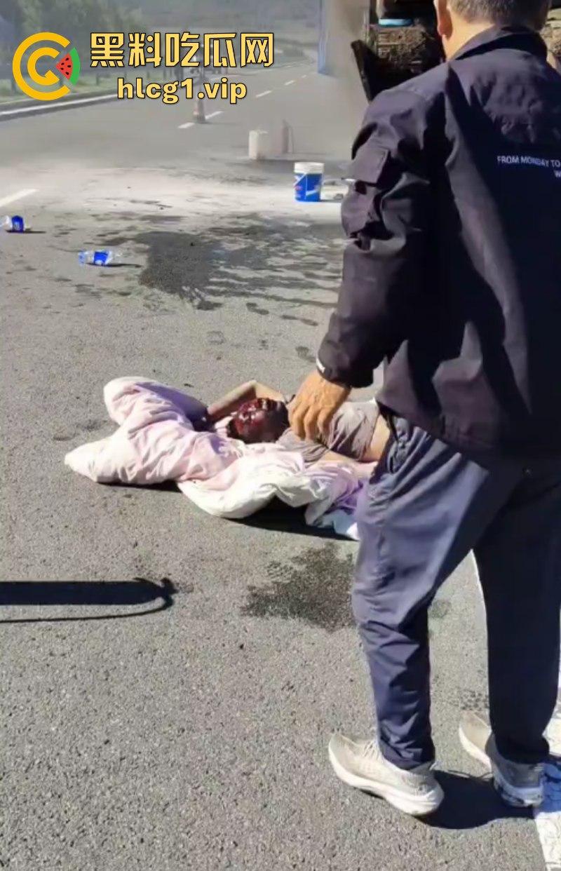 救火轮胎爆炸 内蒙古兴安盟科尔沁右翼前旗三岔镇把挖机师傅给炸懵逼了！-7