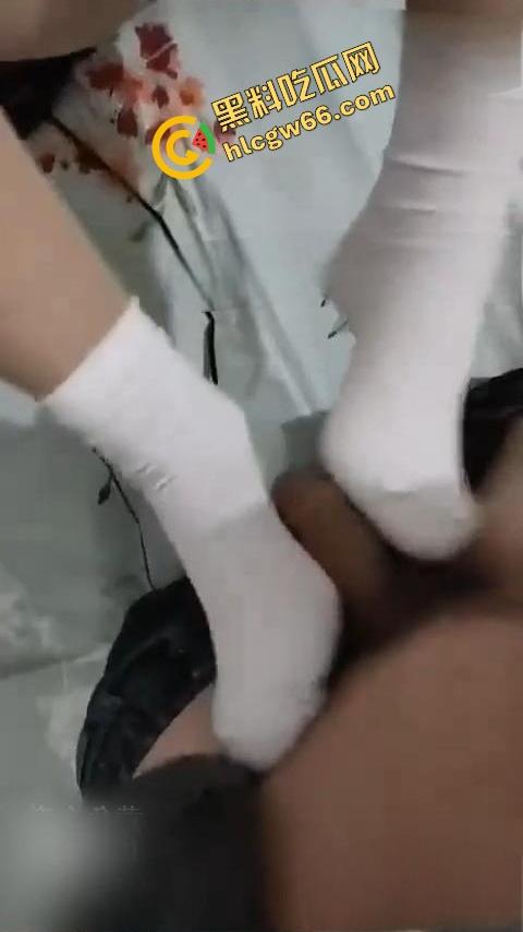 海角乱伦大瓜19岁嫩女【小亚】跟老爹暧昧搞乱床，嫩缝让爹操翻还跟男友共享骚洞，小白袜踩鸡巴！-7