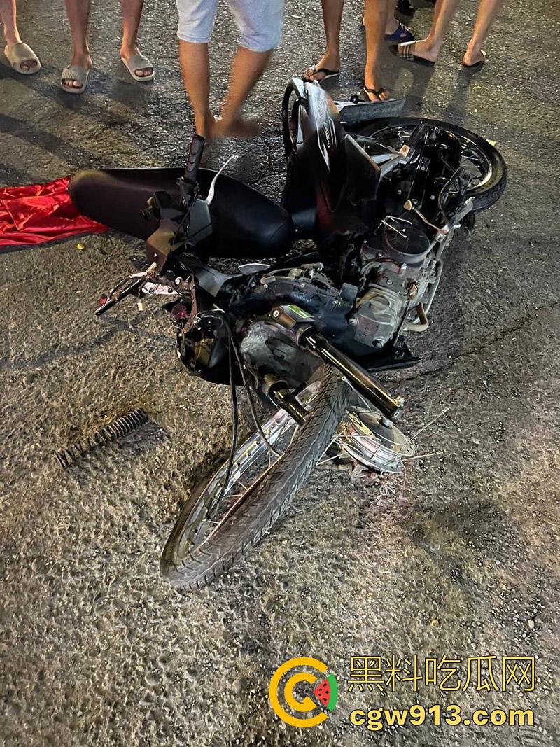 小伙骑摩托车夜晚狂飙，车辆失控撞上对面来车，女友当场飞出死亡，小伙自己全身骨折，看着都疼！-2