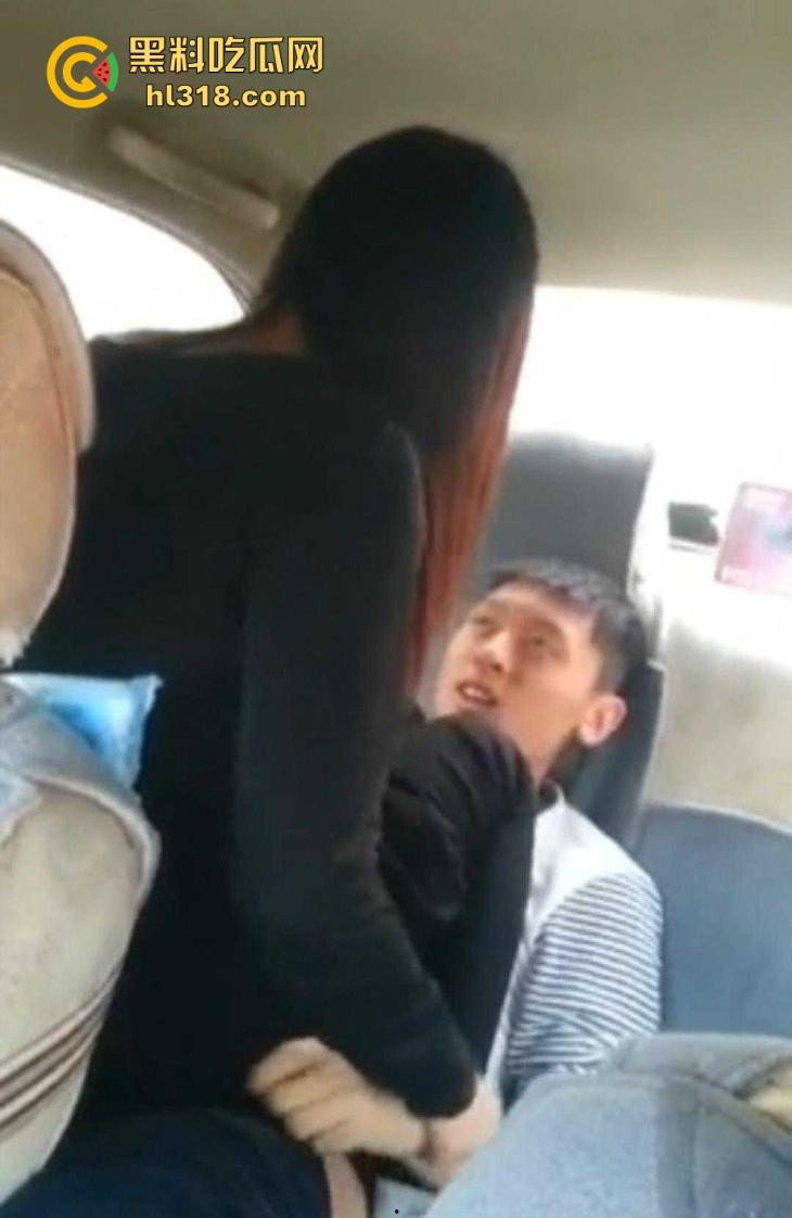 年轻小伙与女友后座骑乘，脱裤子就是干，前座好兄弟边开车边录，年轻人真会玩！-5