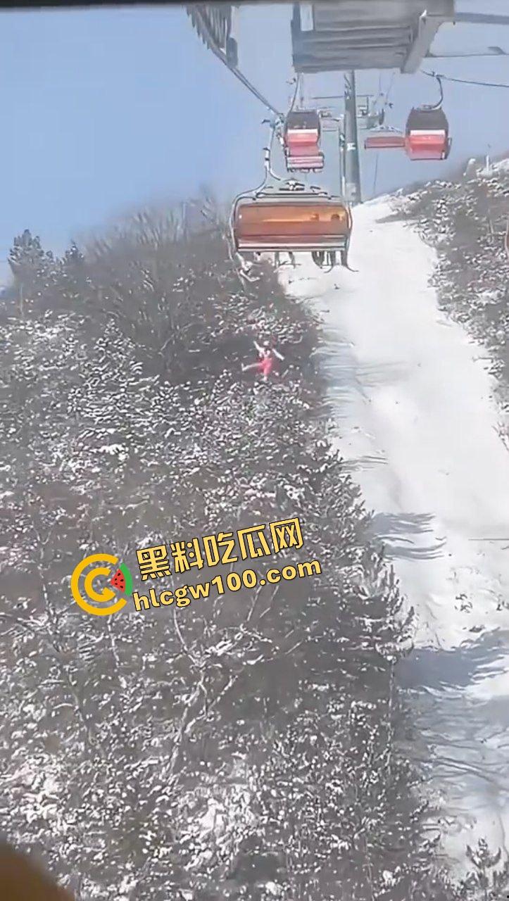 张家口云顶滑雪场坠落事件！游客小孩坐缆车不慎滑落坠地！及时救援至微伤！坠落现场直击！-3