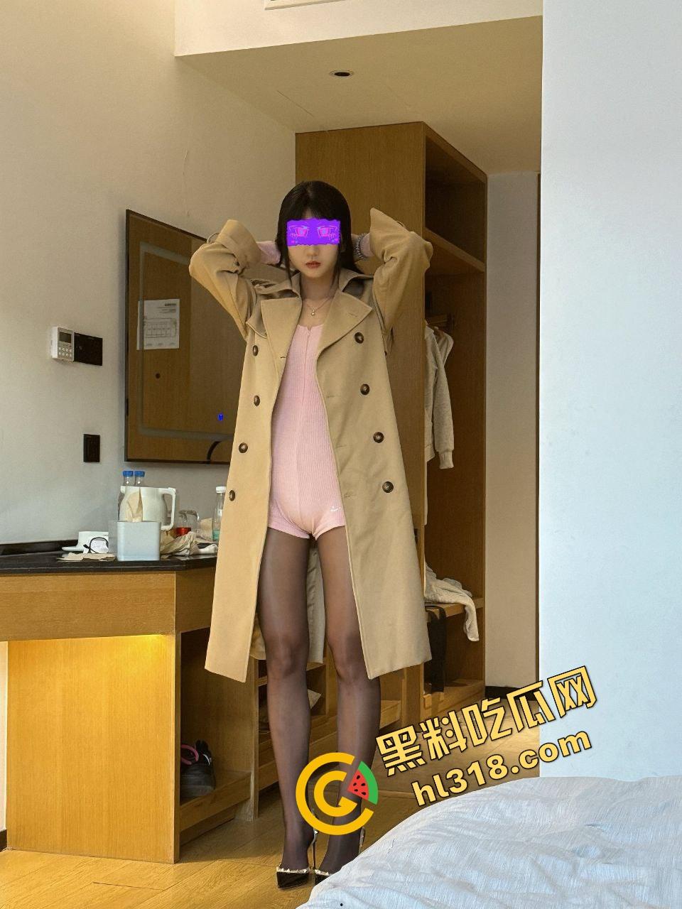 江西女大学生『范乔乔』装纯给爹看，酒店全裸架炮玩肉棒，粉红骚穴被后入到喷水，精液流成小河！-13