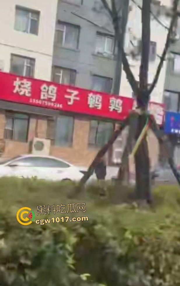 万历烧鸽子鹌鹑老板说给门店装修改造，店门前狂操老板娘，阳光下后入骚逼改造浪叫，老板你这装修太吵了！-5