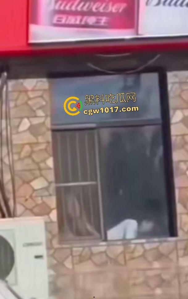 万历烧鸽子鹌鹑老板说给门店装修改造，店门前狂操老板娘，阳光下后入骚逼改造浪叫，老板你这装修太吵了！-9