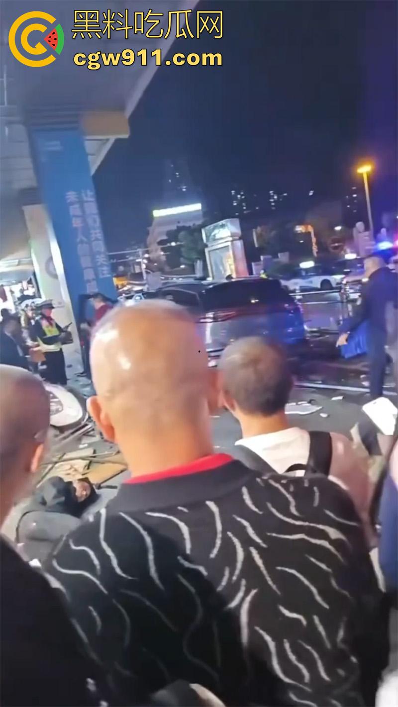 四川泸州龙马潭区，发生严重交通事故，小型汽车通过路口后加速撞向人行道，撞倒5名行人，导致2人当场死亡。-4