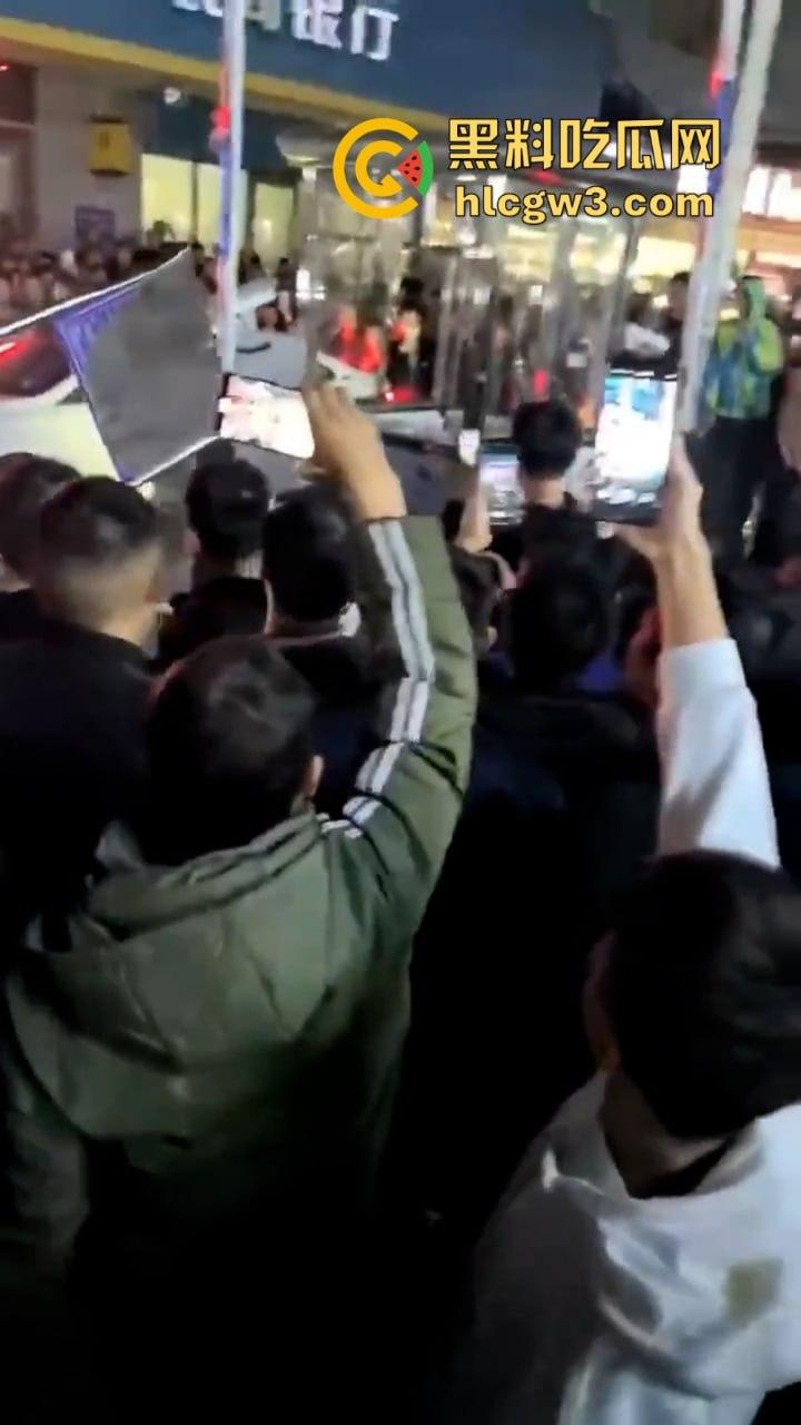 广东大批民众怒砸收费亭 官方被迫宣布取消收费-3