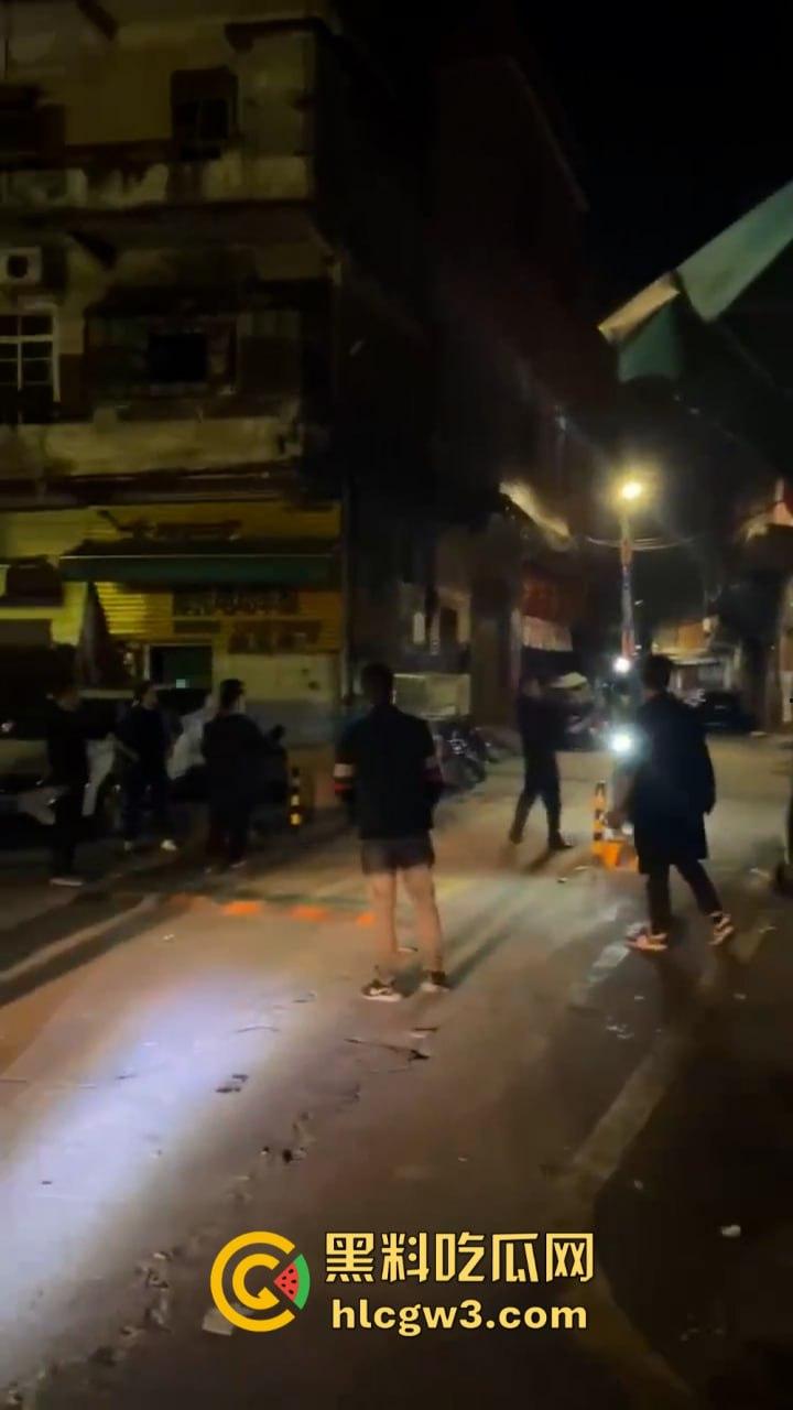 广东大批民众怒砸收费亭 官方被迫宣布取消收费-11