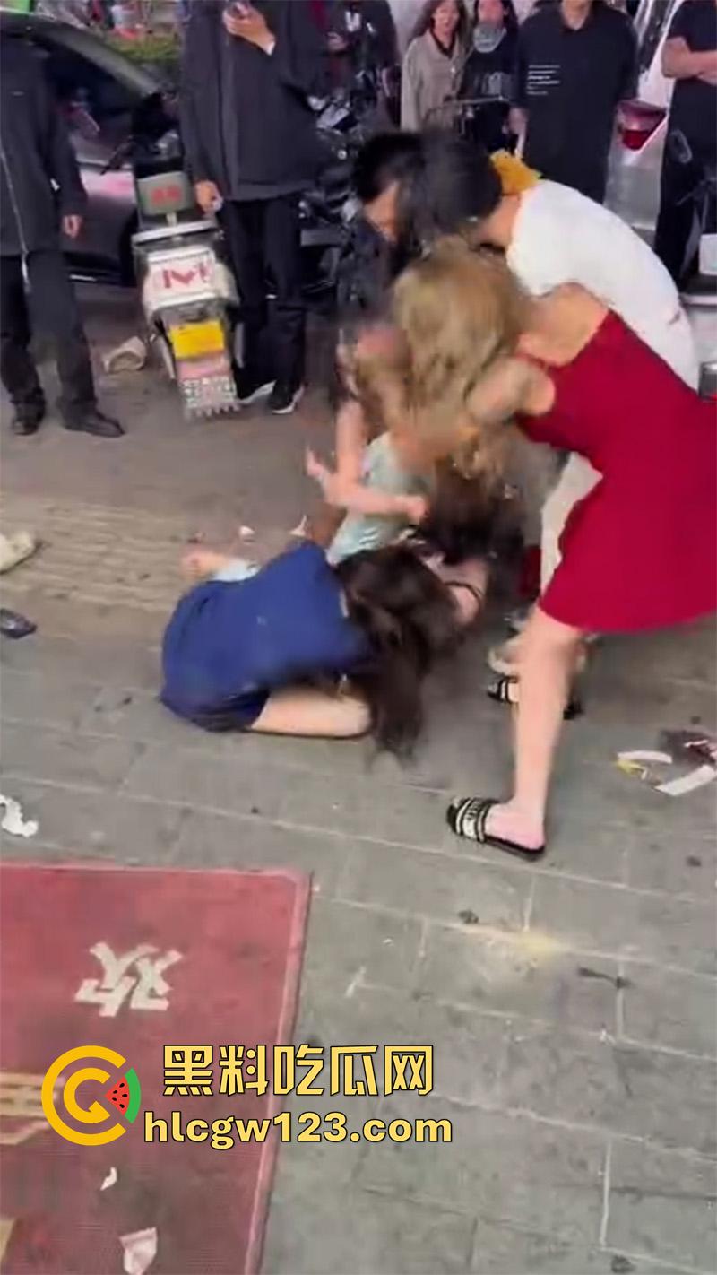 河南街拍女人打架，俩连衣裙性感闺蜜骚鸡，因客人大打出手，当街殴打对骂一群男人围观-3