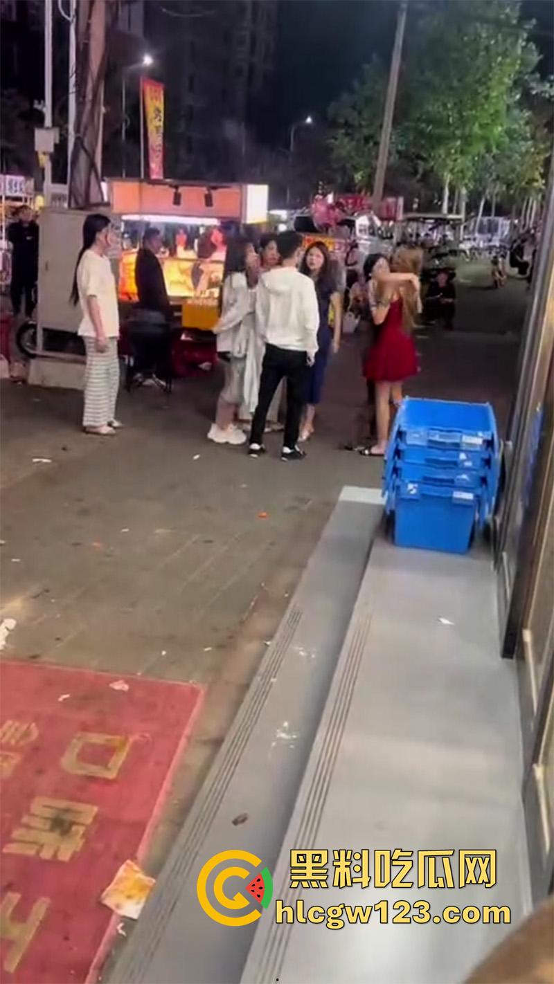 河南街拍女人打架，俩连衣裙性感闺蜜骚鸡，因客人大打出手，当街殴打对骂一群男人围观-8