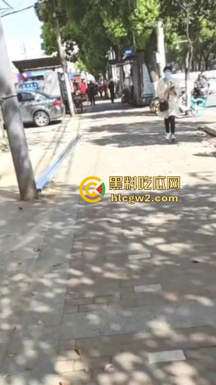 四眼约炮大神牛逼炸了！征服四位寂寞阿姨骑电动车轮番赴约被操，全程对话骚到爆 阿姨们直接抢着被要被上！-6